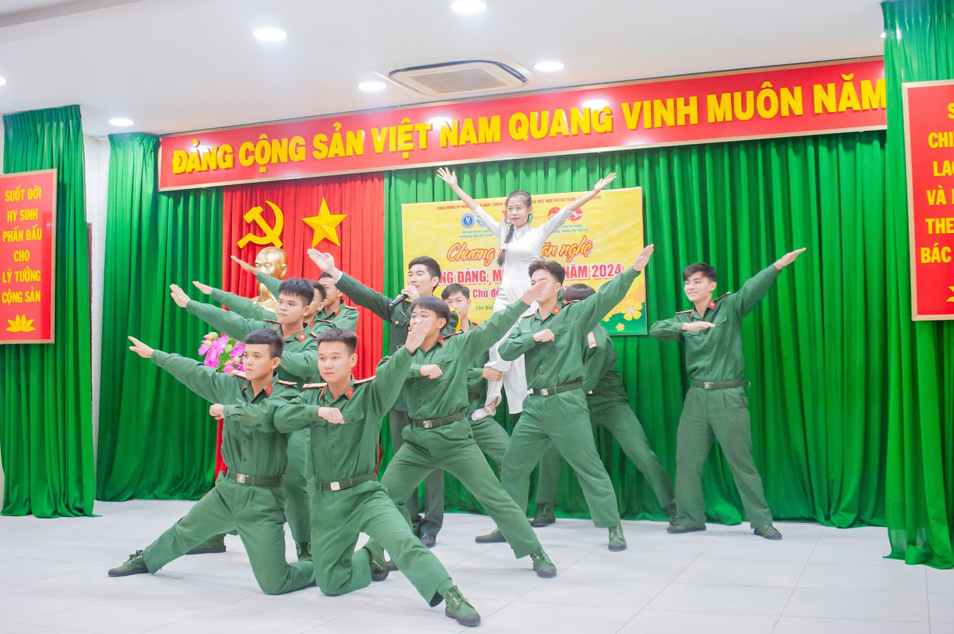 Những tiết mục văn nghệ sôi nổi tại chương trình. Những tiết mục văn nghệ sôi nổi tại chương trình.