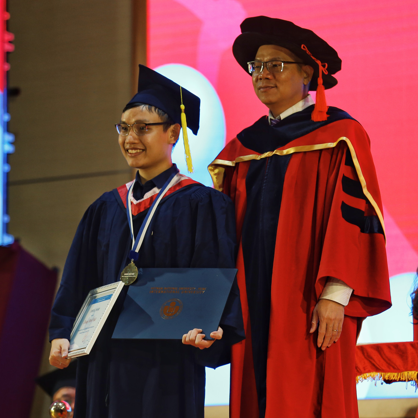 Minh Nhật được trường ĐH Quốc tế thưởng Huy chương Vàng. Minh Nhật được trường ĐH Quốc tế thưởng Huy chương Vàng.