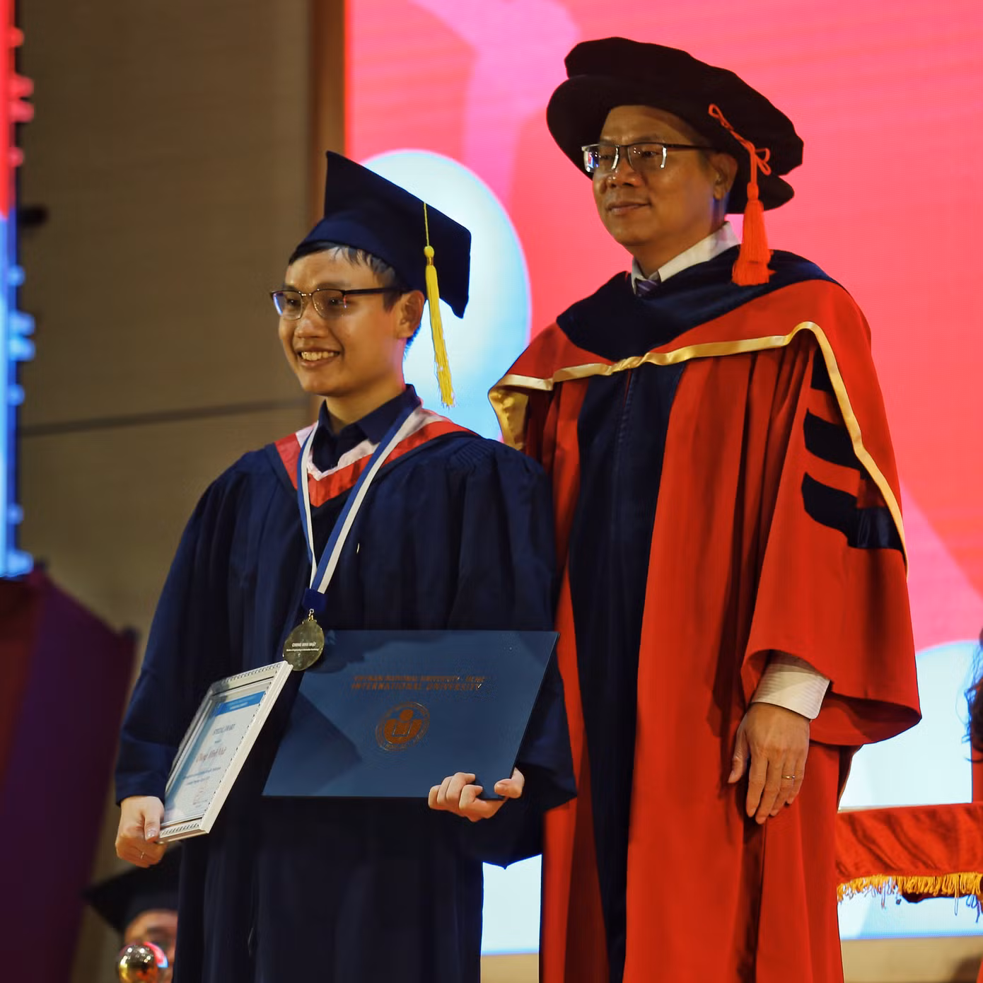 Minh Nhật được trường ĐH Quốc tế thưởng Huy chương Vàng.