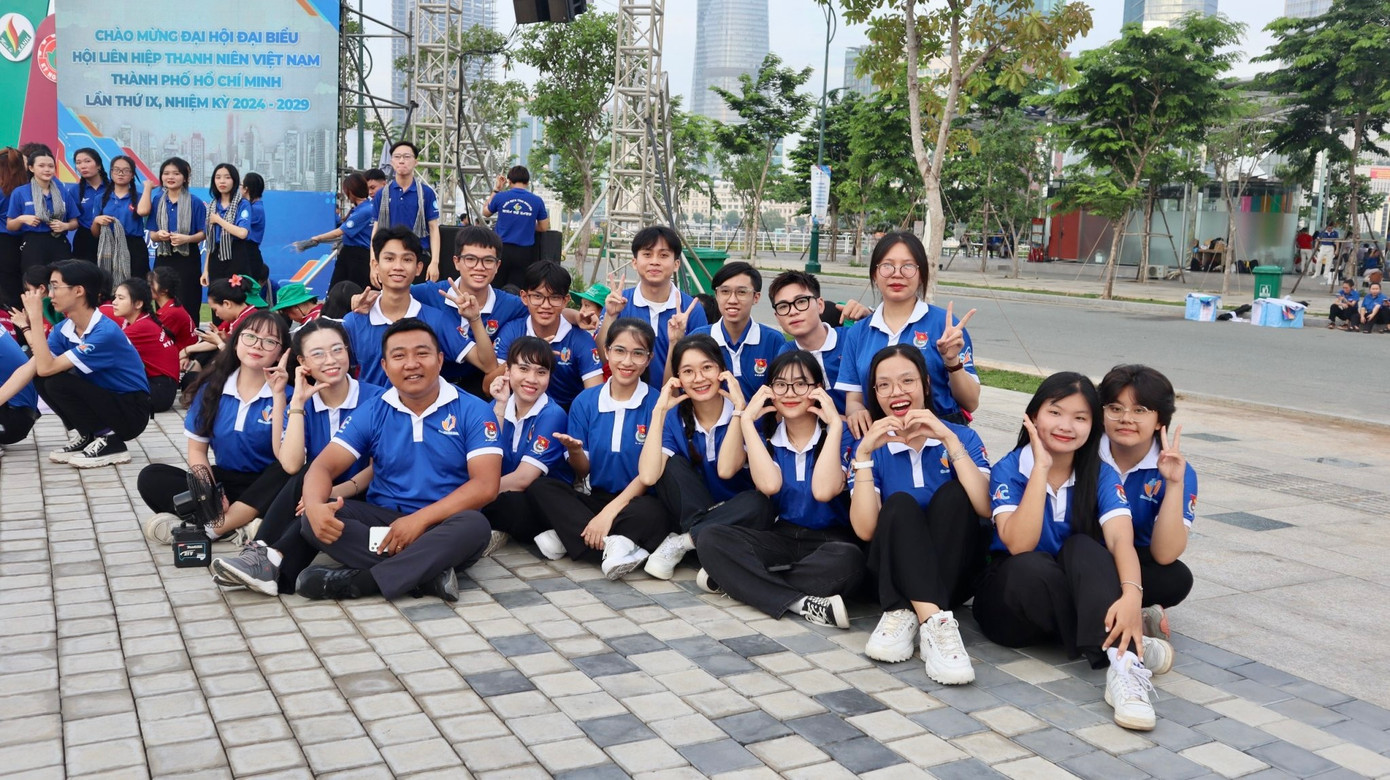 Đội hình "Gia sư áo xanh" hào hứng check-in tại buổi Lễ ra quân. Đội hình "Gia sư áo xanh" hào hứng check-in tại buổi Lễ ra quân.