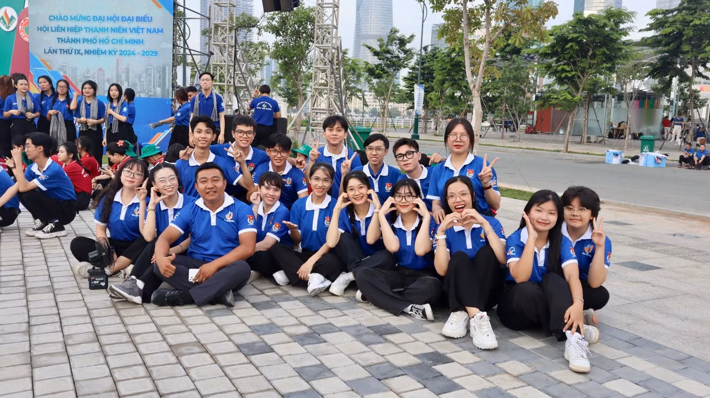Đội hình "Gia sư áo xanh" hào hứng check-in tại buổi Lễ ra quân.