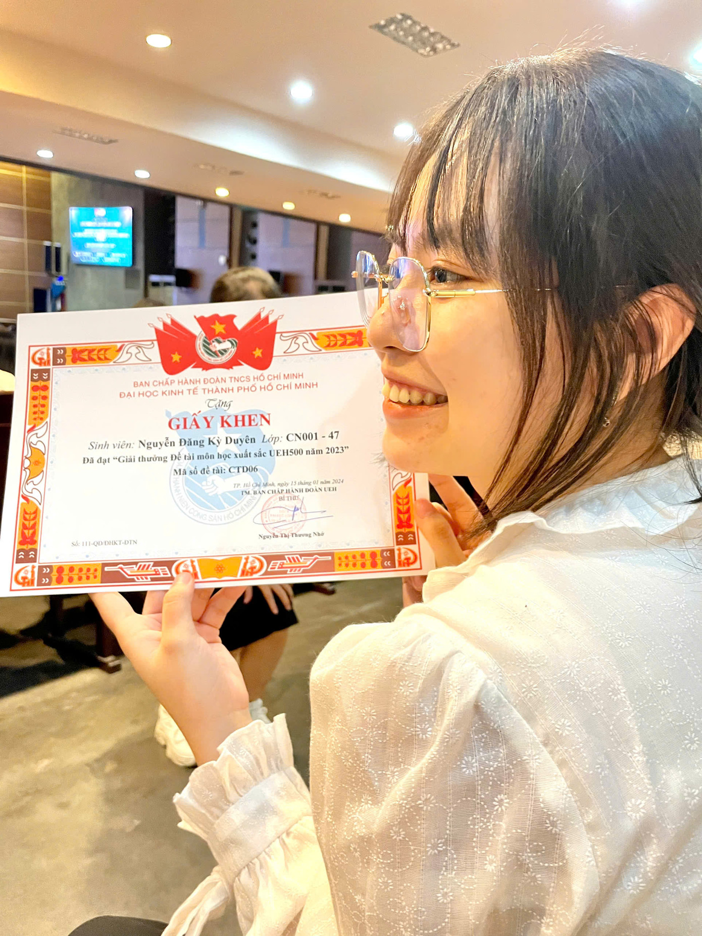 Kỳ Duyên đoạt Giải thưởng "Đề tài môn học xuất sắc UEH500 2023" Kỳ Duyên đoạt Giải thưởng "Đề tài môn học xuất sắc UEH500 2023"