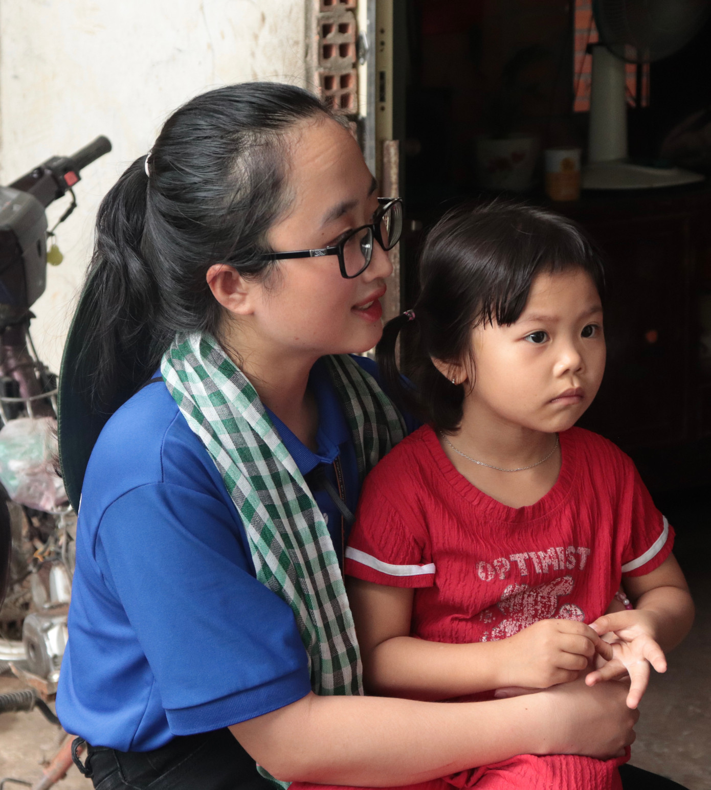 Những vòng tay ấm áp, những câu chuyện dung dị là “chất keo” gắn kết giữa chiến sĩ và người dân địa phương.