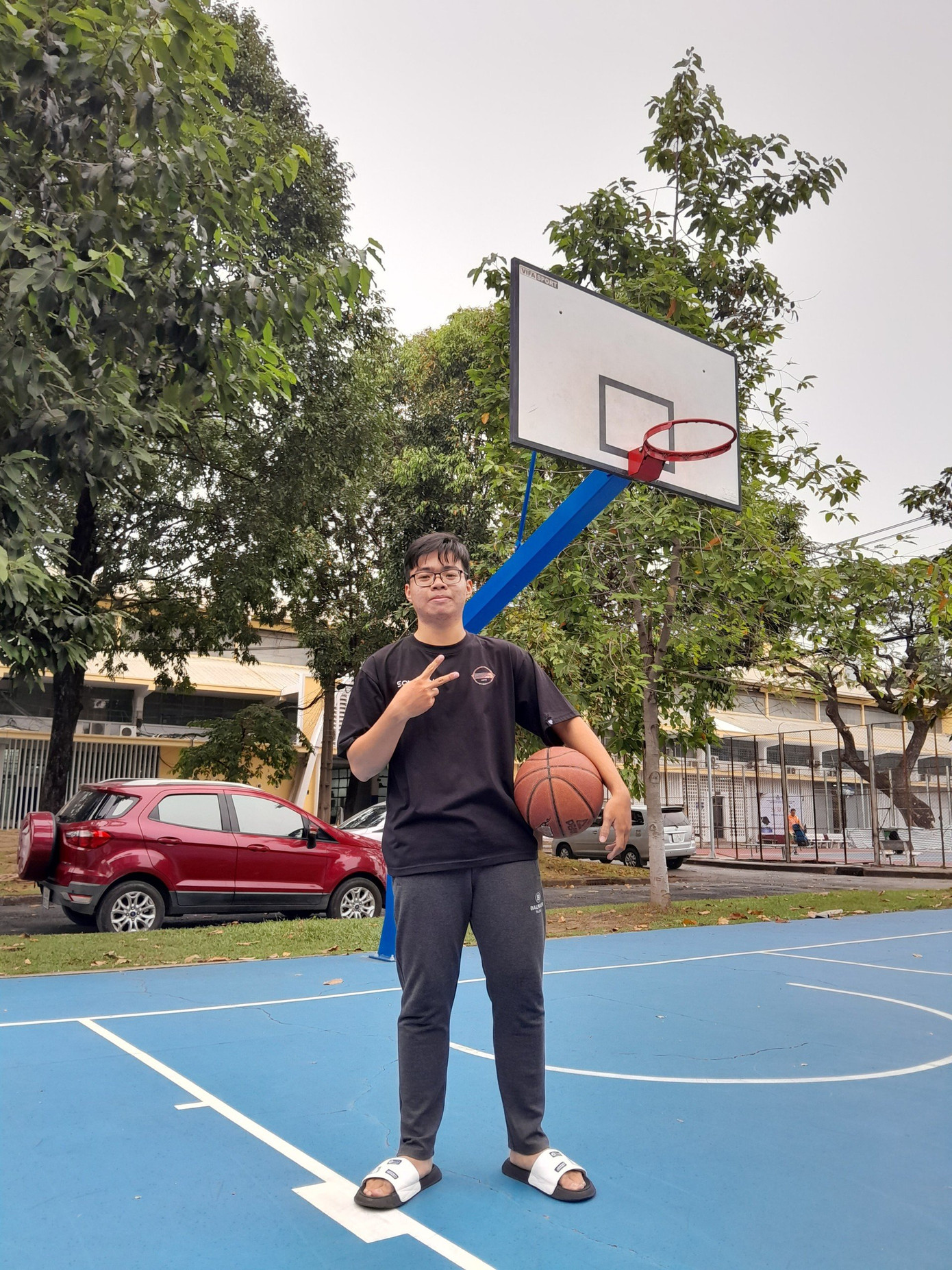 Bóng rổ là môn thể thao thư giãn yêu thích của Minh Hiếu sau giờ học. (Ảnh: NVCC) Bóng rổ là môn thể thao thư giãn yêu thích của Minh Hiếu sau giờ học. (Ảnh: NVCC)