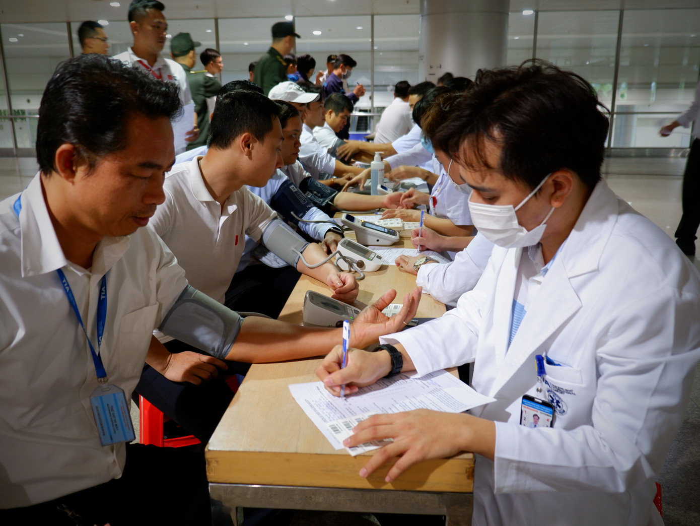 Hưởng ứng Tháng Thanh niên 2024 và năm Thanh niên tình nguyện do T.Ư Đoàn TNCS Hồ Chí Minh phát động, báo Tiền Phong phối hợp với Bệnh viện Quân y 175 và Công đoàn - Đoàn thanh niên Cảng hàng không Quốc tế Tân Sơn Nhất cùng nhiều đơn vị tổ chức chương trình hiến máu “Chủ nhật Đỏ” năm 2024.