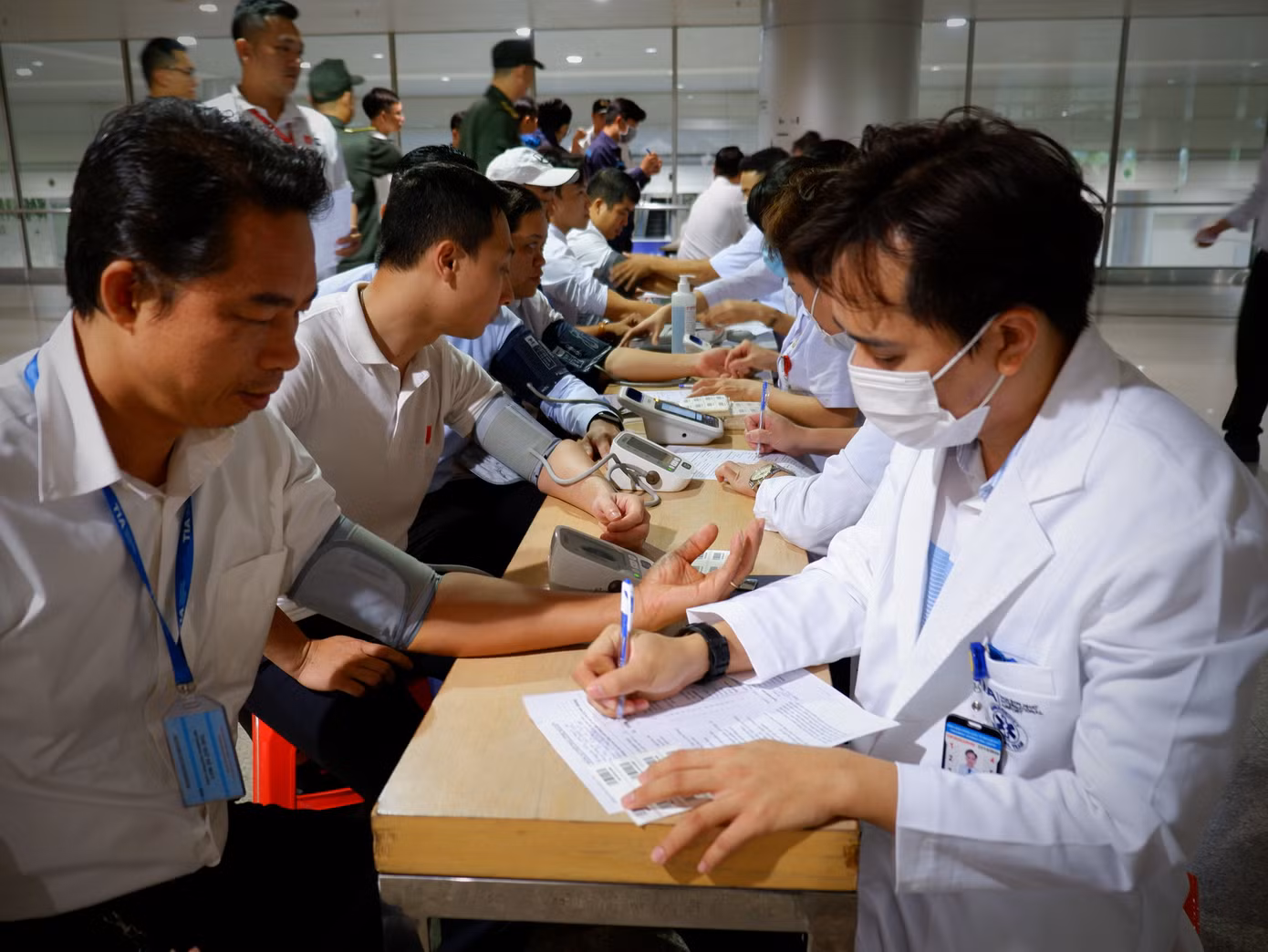 Hưởng ứng Tháng Thanh niên 2024 và năm Thanh niên tình nguyện do T.Ư Đoàn TNCS Hồ Chí Minh phát động, báo Tiền Phong phối hợp với Bệnh viện Quân y 175 và Công đoàn - Đoàn thanh niên Cảng hàng không Quốc tế Tân Sơn Nhất cùng nhiều đơn vị tổ chức chương trình hiến máu “Chủ nhật Đỏ” năm 2024.