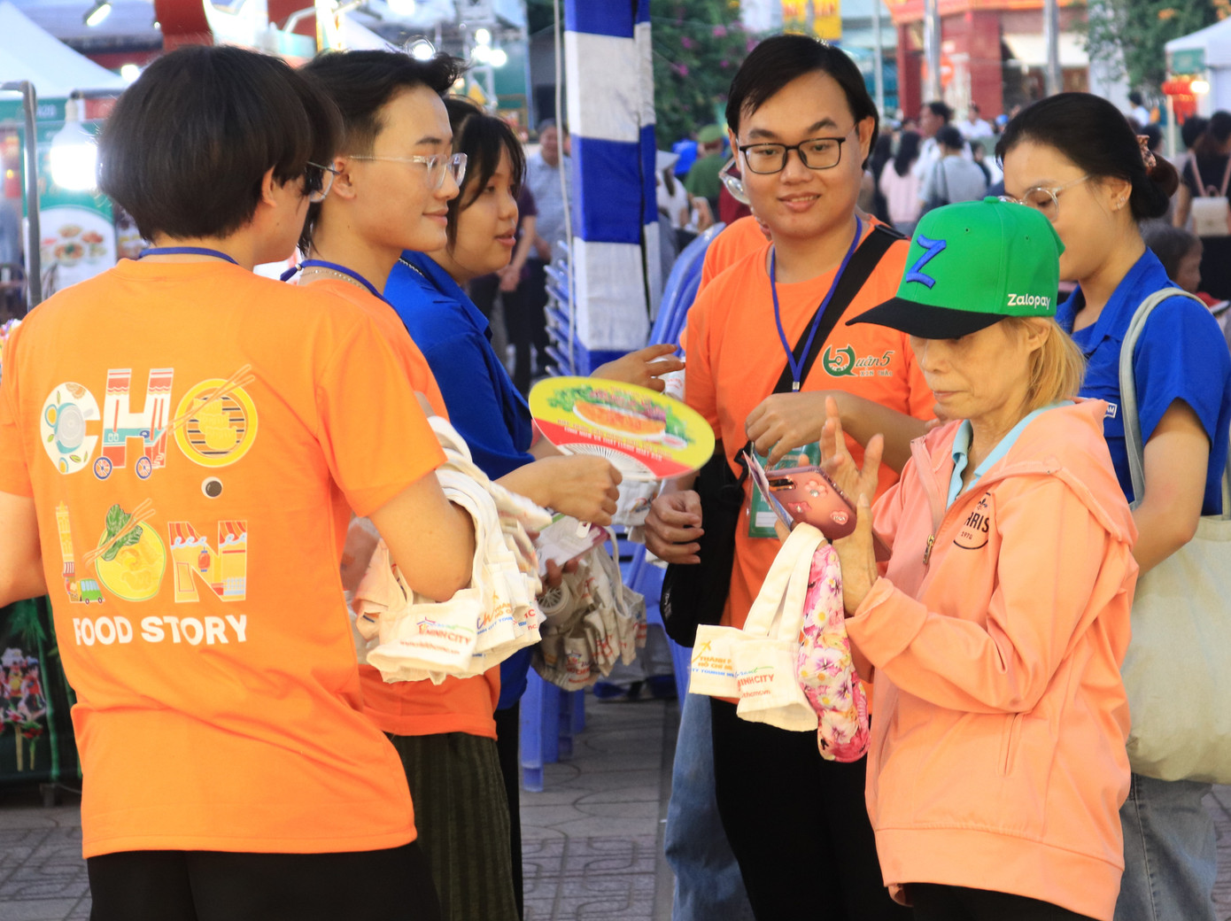 Bạn trẻ tham gia tại Lễ hội Ẩm thực Chợ Lớn Food Story 2024.