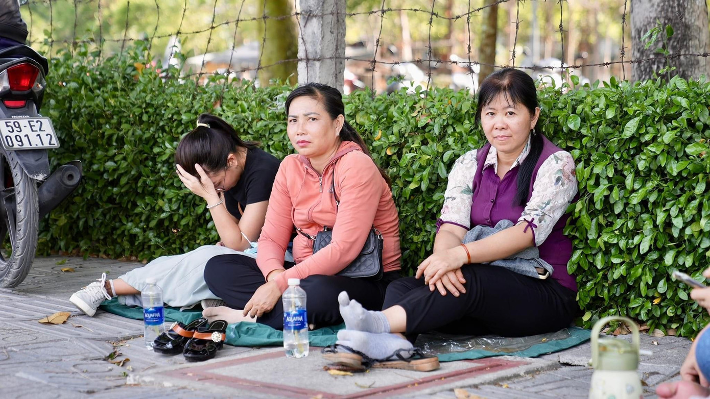 Phụ huynh chờ các thí sinh tham gia thi. (Ảnh: ĐHQG TP. HCM)