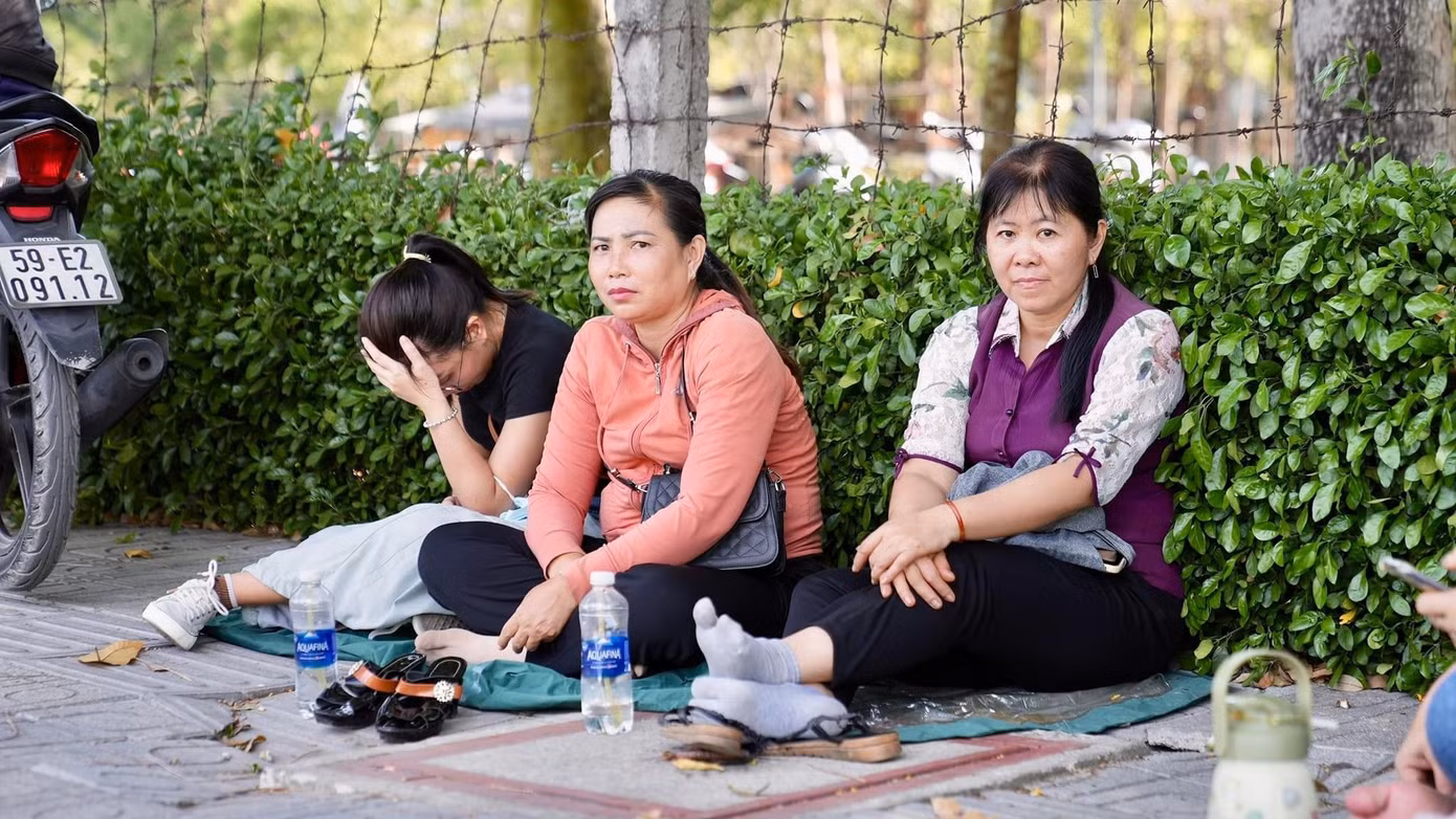 Phụ huynh chờ các thí sinh tham gia thi. (Ảnh: ĐHQG TP. HCM)