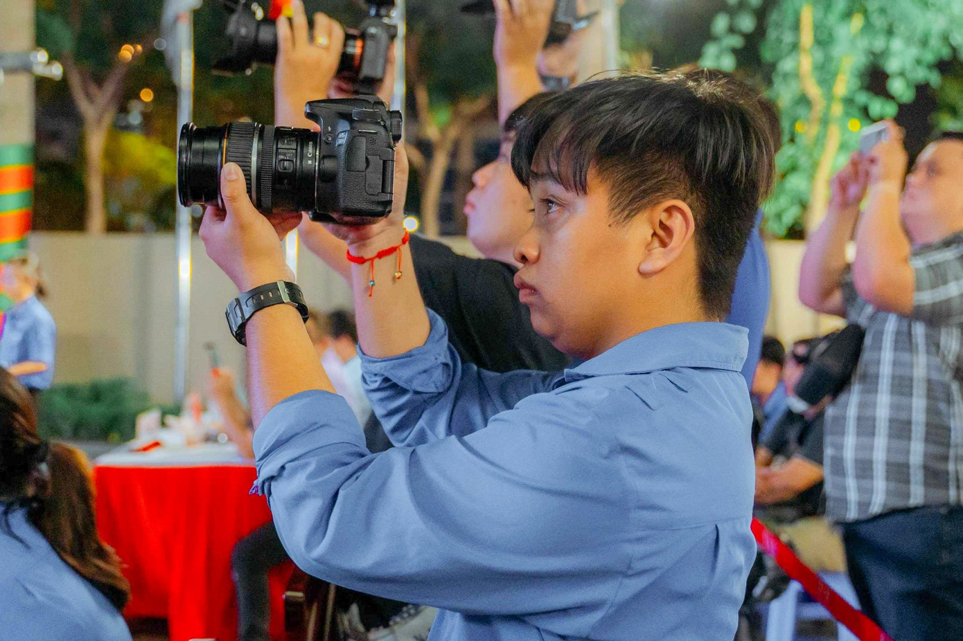 Nguyễn Đinh Vĩnh Thuận (thành viên Đội hình tình nguyện 'Ngòi bút trẻ' Thành Đoàn TP. HCM) tác nghiệp tại một chương trình do Thành Đoàn TP. HCM tổ chức.