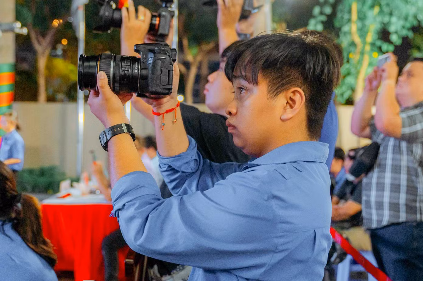 Nguyễn Đinh Vĩnh Thuận (thành viên Đội hình tình nguyện 'Ngòi bút trẻ' Thành Đoàn TP. HCM) tác nghiệp tại một chương trình do Thành Đoàn TP. HCM tổ chức. Nguyễn Đinh Vĩnh Thuận (thành viên Đội hình tình nguyện 'Ngòi bút trẻ' Thành Đoàn TP. HCM) tác nghiệp tại một chương trình do Thành Đoàn TP. HCM tổ chức.
