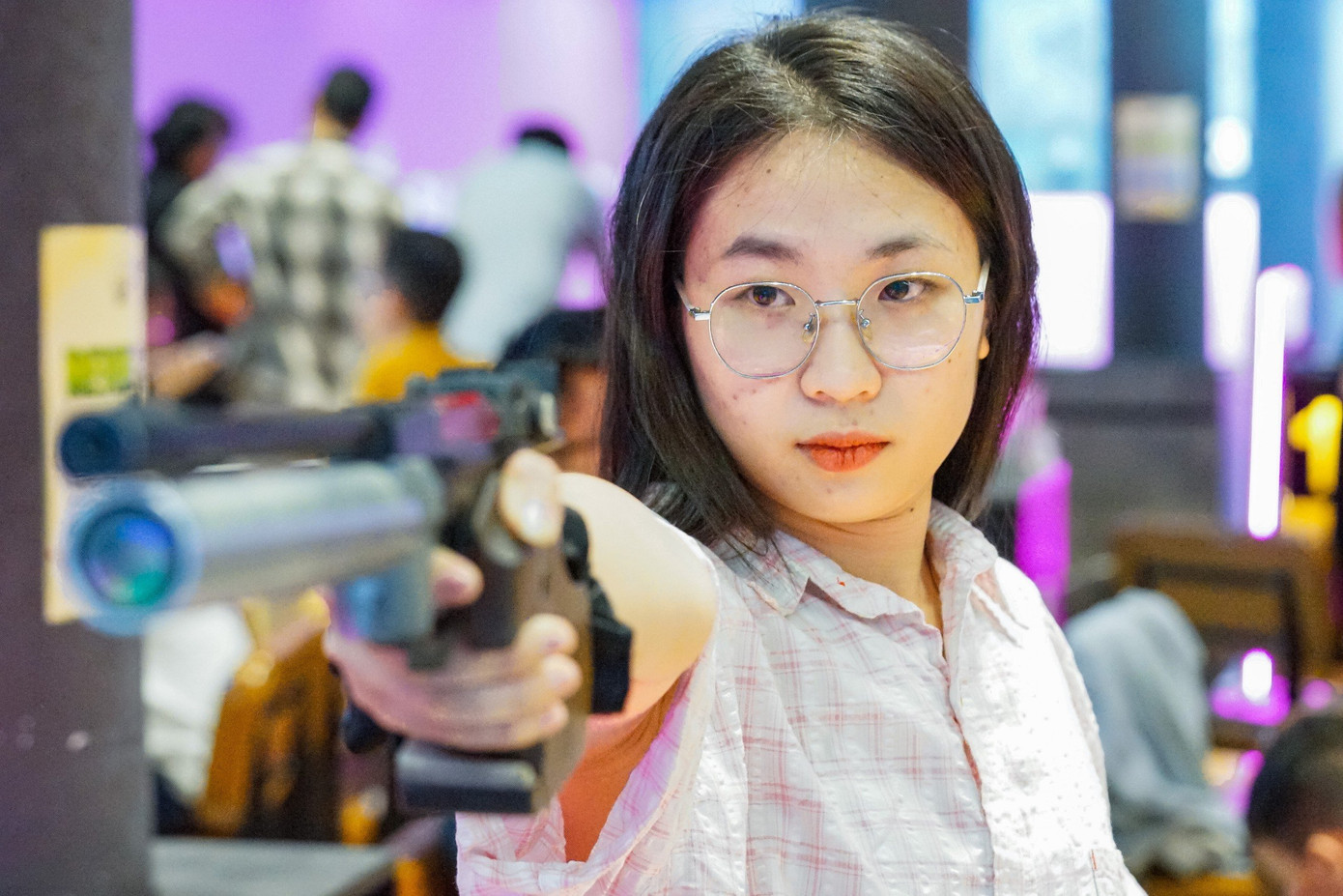 “Chỉ tình cờ chơi thử một lần cho biết, dần dần, mình bị cuốn theo và thích chơi bộ môn này. Mình muốn theo đuổi bộ môn này như là một hoạt động giải trí sau giờ học tập căng thẳng, vì nó giúp bản thân tập rèn luyện được sự tập trung vào một công việc có chủ đích”, Lê Thị Mỹ Linh (trường ĐH KHXH&NV, ĐHQG TP. HCM) chia sẻ.