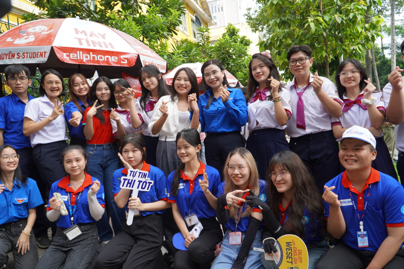 Chị Nguyễn Phạm Duy Trang chụp ảnh chung với các bạn sinh viên tình nguyện 'Tiếp sức mùa thi' tại TP. HCM. Chị Nguyễn Phạm Duy Trang chụp ảnh chung với các bạn sinh viên tình nguyện 'Tiếp sức mùa thi' tại TP. HCM.