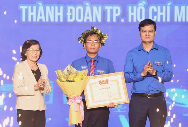 Bí thư Thứ nhất T.Ư Đoàn Bùi Quang Huy và nguyên Chủ tịch HĐND TP. HCM Phạm Phương Thảo trao giải Nhất chung cuộc cho thí sinh Nguyễn Linh Phong. (Ảnh: Ngô Tùng) Bí thư Thứ nhất T.Ư Đoàn Bùi Quang Huy và nguyên Chủ tịch HĐND TP. HCM Phạm Phương Thảo trao giải Nhất chung cuộc cho thí sinh Nguyễn Linh Phong. (Ảnh: Ngô Tùng)