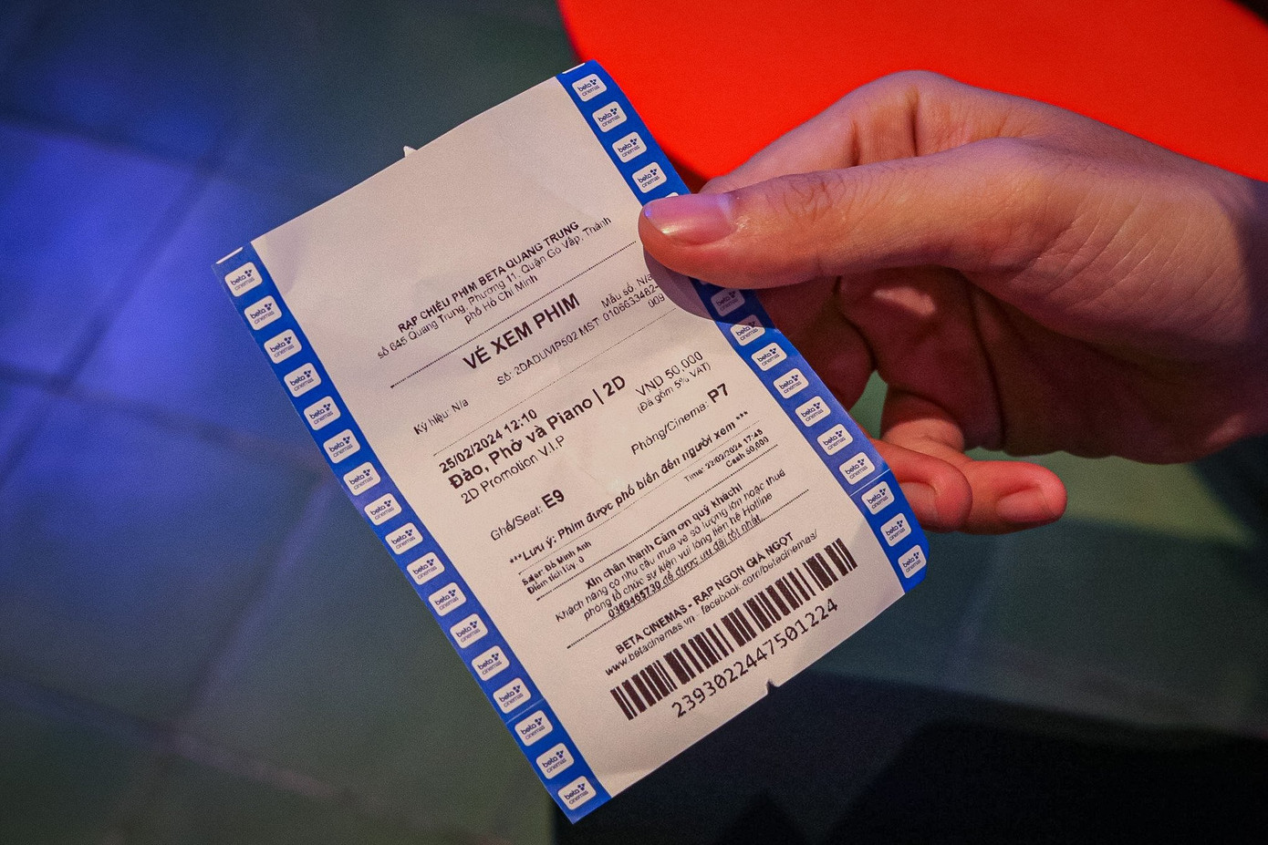 Hầu hết các suất chiếu của phim Đào, phở và piano trong ngày hôm nay tại rạp đều kín chỗ nên các nhân viên bán vé tại đây đều hướng dẫn khách hàng đặt vé sang các suất chiếu vào những ngày khác hoặc có thể mua vé online qua hệ thống app thông minh của rạp phim.