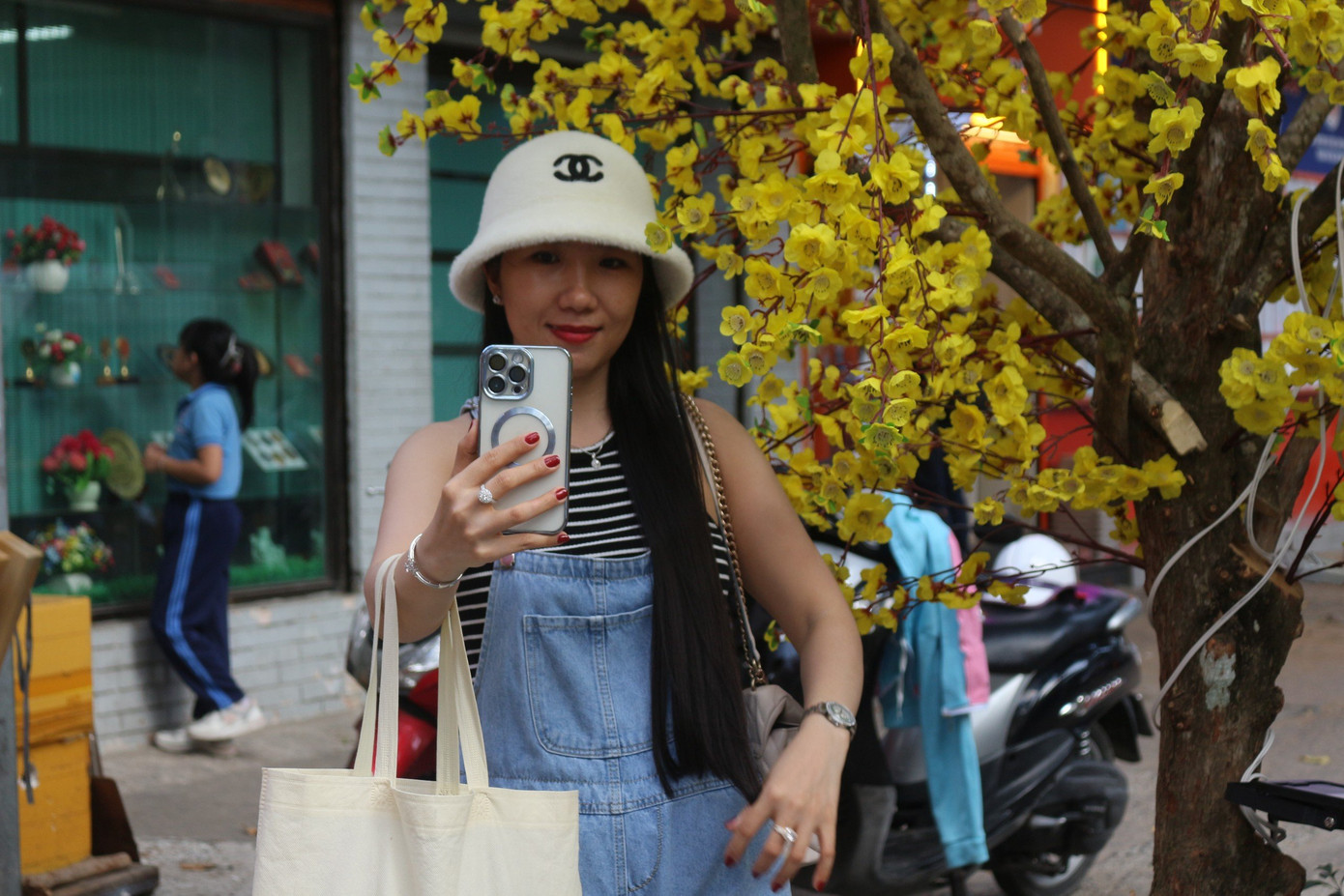 Nhiều bạn trẻ tranh thủ đi sớm để có được cho mình bộ hình ấn tượng.