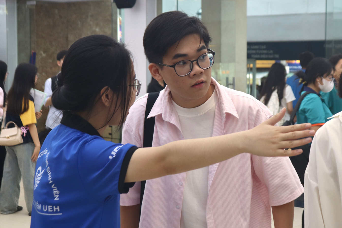 Các tình nguyện viên hỗ trợ ở từng khu vực làm thủ tục. Các tình nguyện viên hỗ trợ ở từng khu vực làm thủ tục.