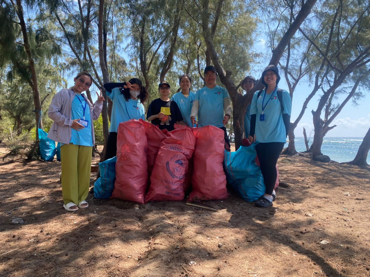 Trúc Linh (ngoài cùng bên phải) và các tình nguyện viên tham gia dọn rác khu vực gần biển. (Ảnh: NVCC)