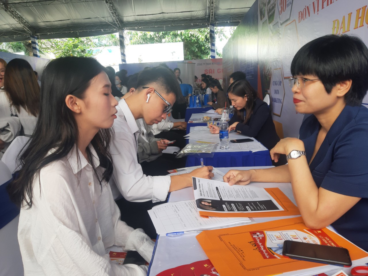 Sinh viên trả lời phỏng vấn trước nhà tuyển dụng tại Ngày hội. Sinh viên trả lời phỏng vấn trước nhà tuyển dụng tại Ngày hội.