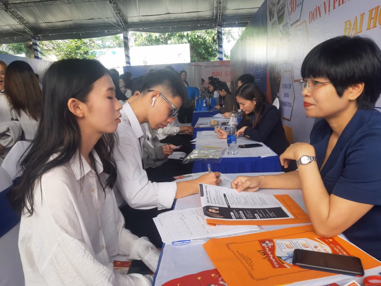 Sinh viên trả lời phỏng vấn trước nhà tuyển dụng tại Ngày hội. Sinh viên trả lời phỏng vấn trước nhà tuyển dụng tại Ngày hội.