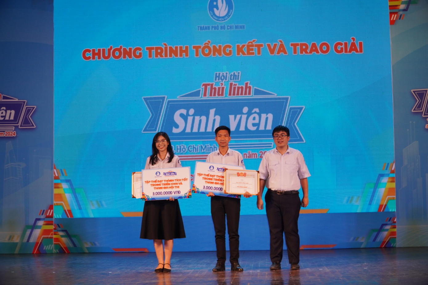 Ban Tổ chức trao giải cho 2 đơn vị có thí sinh tham dự đông nhất Hội thi.