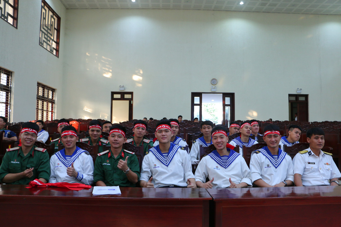 Từ đầu giờ sáng, hàng trăm cán bộ, học viên của trường CĐ Kỹ thuật Hải quân đã đến hội trường để tham gia hiến máu. (Ảnh: Trọng Hiếu)