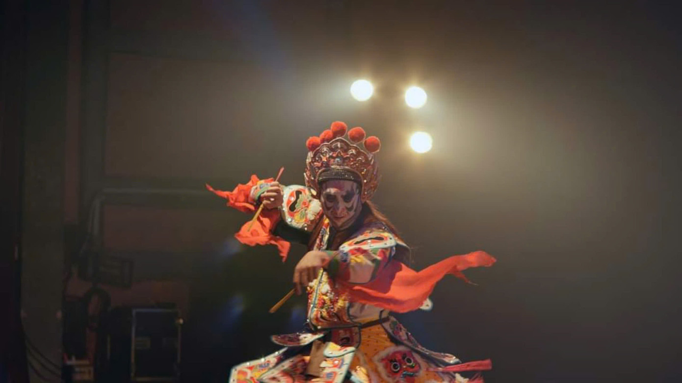 Nhiều bạn trẻ thích thú khi lần đầu xem hát bội.