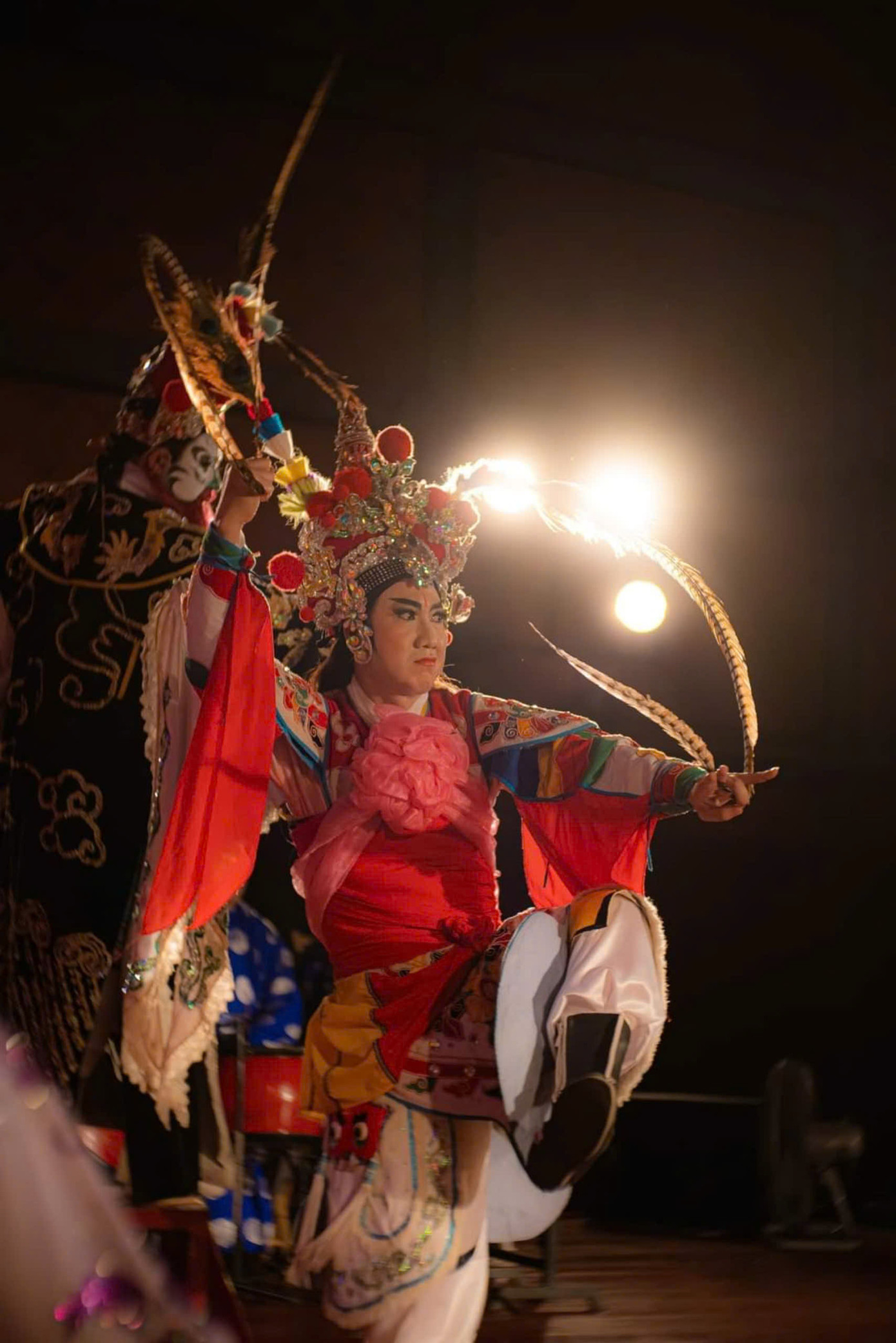 Những màn trình diễn ấn tượng của nghệ sĩ hát bội chiếm trọn tình cảm của người xem, khiến nhiều bạn trẻ thích thú.