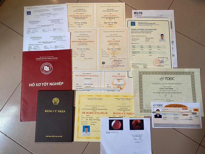 Thành tựu mà anh Dũng đạt được trong vòng 6,5 năm: 4 tấm bằng cử nhân đại học. (Ảnh: NVCC) Thành tựu mà anh Dũng đạt được trong vòng 6,5 năm: 4 tấm bằng cử nhân đại học. (Ảnh: NVCC)