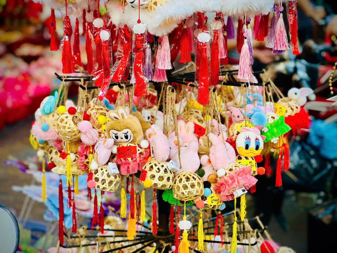 Đa dạng các mẫu đèn lồng ở Phố đèn lồng Lương Nhữ Học. Đa dạng các mẫu đèn lồng ở Phố đèn lồng Lương Nhữ Học.