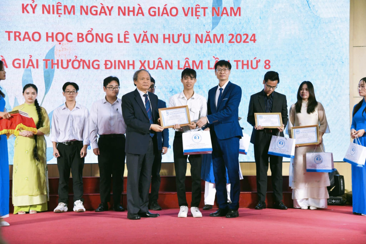 Minh Hiển nhận Giải thưởng Sử học Đinh Xuân Lâm, năm 2024. (Ảnh: NVCC) Minh Hiển nhận Giải thưởng Sử học Đinh Xuân Lâm, năm 2024. (Ảnh: NVCC)