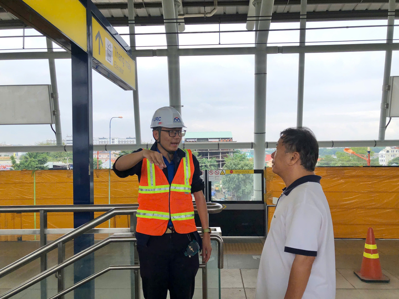 Hành khách cảm thấy an tâm hơn khi có thêm lực lượng hỗ trợ sinh viên tình nguyện ngoài nhân viên điều hành của Công ty TNHH MTV Đường sắt đô thị số 1 TP. HCM.