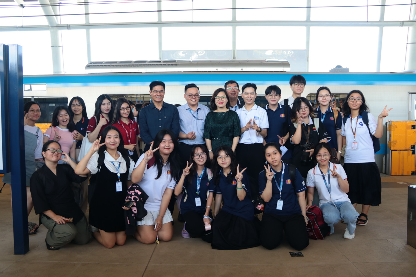 Sinh viên trường ĐH KHXH&amp;NV, ĐHQG TP. HCM tham gia trải nghiệm tàu điện Metro số 1.