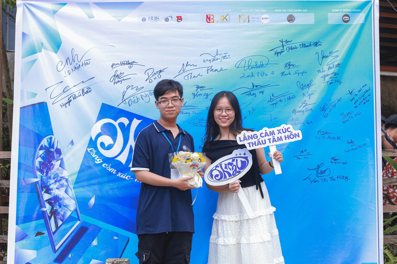 Minh Nhật (trái), Trưởng Ban tổ chức dự án tâm sự: "Chúng mình đặt hết mọi tâm huyết với hy vọng sẽ giúp giải tỏa được phần nào những lo lắng bộn bề trong tâm hồn của gen Z". (Ảnh: NCC) Minh Nhật (trái), Trưởng Ban tổ chức dự án tâm sự: "Chúng mình đặt hết mọi tâm huyết với hy vọng sẽ giúp giải tỏa được phần nào những lo lắng bộn bề trong tâm hồn của gen Z". (Ảnh: NCC)