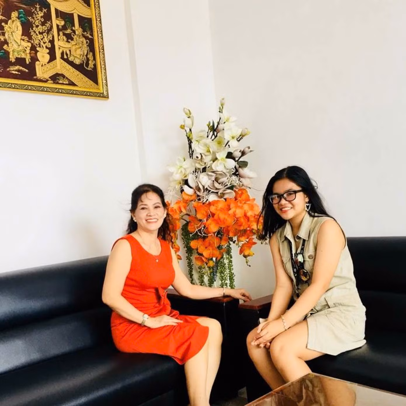 Phương Khanh chọn ở bên, trò chuyện cùng gia đình mỗi khi rảnh rỗi.