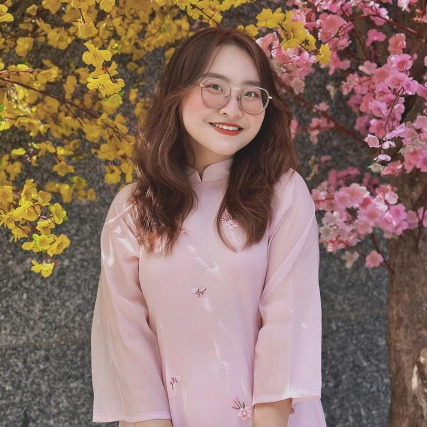 Hồng Bình cho rằng, các bạn trẻ dù có bận như thế nào cũng nên dành thời gian cho bố mẹ, dù chỉ là một bữa cơm.