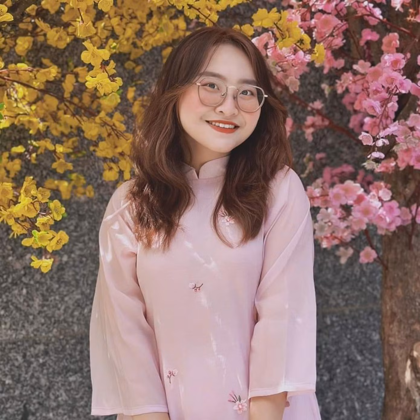 Hồng Bình cho rằng, các bạn trẻ dù có bận như thế nào cũng nên dành thời gian cho bố mẹ, dù chỉ là một bữa cơm.