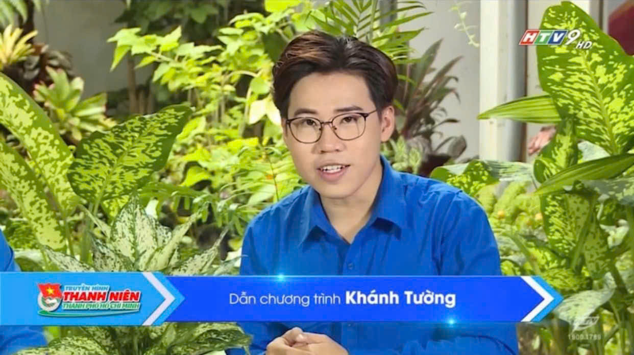 Khánh Tường làm MC trong một chương trình truyền hình.