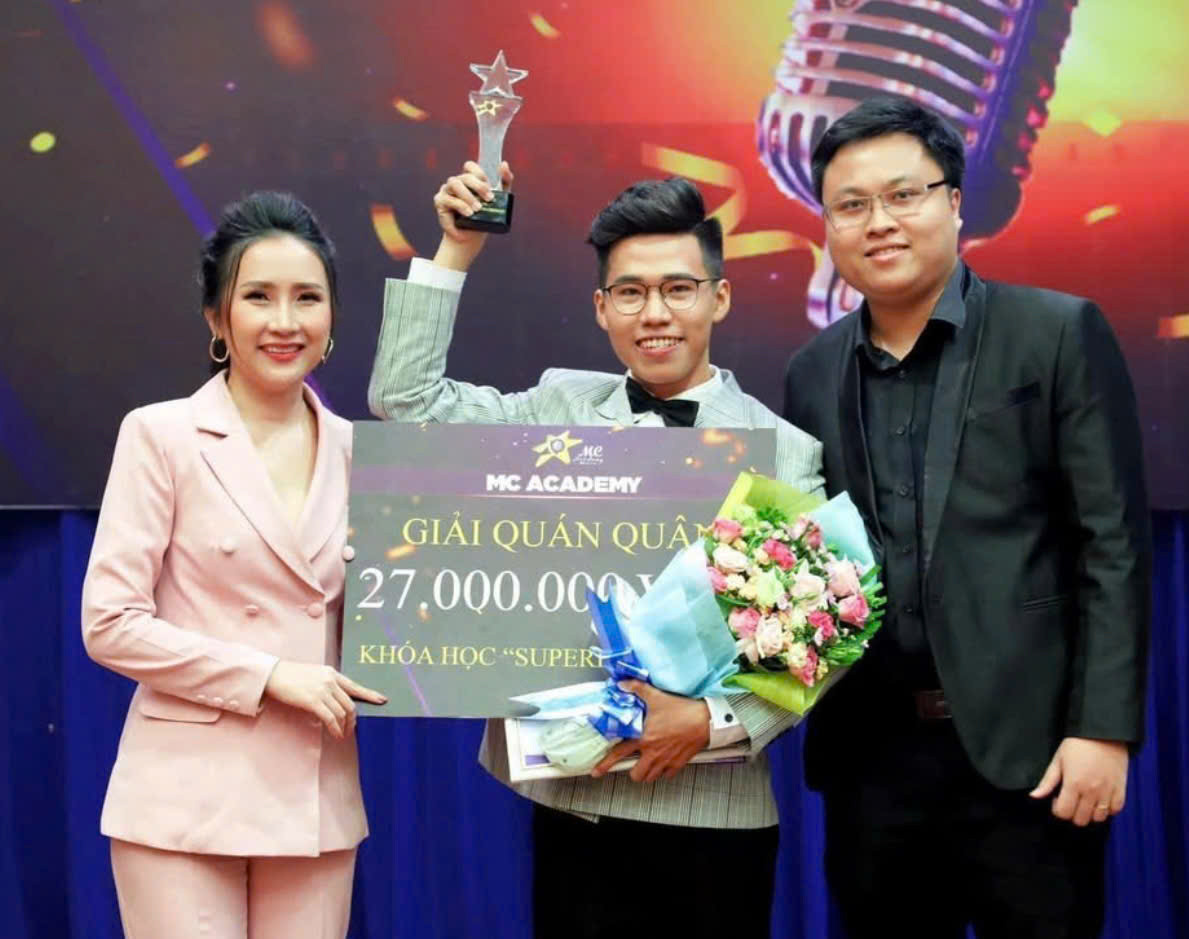 Khánh Tường (giữa) đoạt giải Quán quân MCA Sincere Star. Đây là dấu mốc đầu tiên dẫn dắt anh đến với nghề dẫn chương trình. (Ảnh: NVCC)