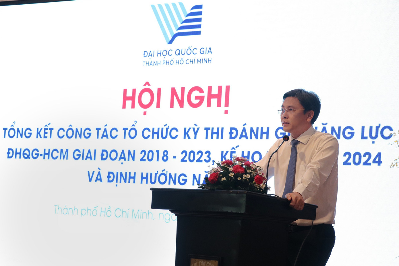 Lãnh đạo ĐHQG TP. HCM thông tin về những điểm mới trong hội nghị tổng kết công tác tổ chức Kỳ thi Đánh giá năng lực ĐHQG TP. HCM, giai đoạn 2018 - 2023. (Ảnh: Thu Thảo) Lãnh đạo ĐHQG TP. HCM thông tin về những điểm mới trong hội nghị tổng kết công tác tổ chức Kỳ thi Đánh giá năng lực ĐHQG TP. HCM, giai đoạn 2018 - 2023. (Ảnh: Thu Thảo)