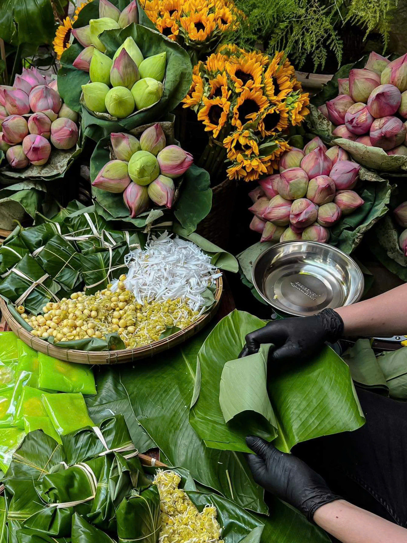 Hàng xôi xéo nho nhỏ cùng chiếc xe hoa đã tạo nên góc chụp nên thơ trong mắt mọi người.