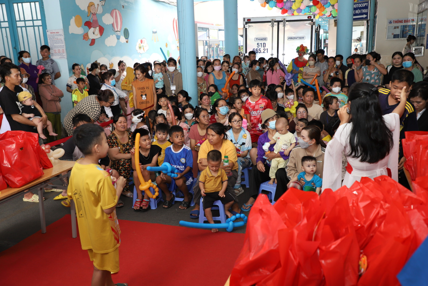 Rất đông các em bệnh nhi cùng tham dự chương trình "Vui Tết Trung Thu cùng bệnh nhi". (Ảnh: Ngô Tùng) Rất đông các em bệnh nhi cùng tham dự chương trình "Vui Tết Trung Thu cùng bệnh nhi". (Ảnh: Ngô Tùng)