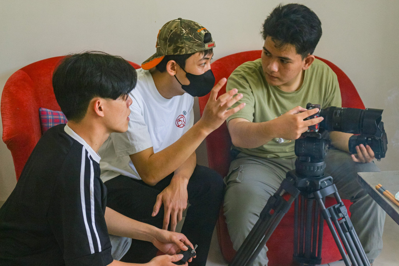 Để sản phẩm được chỉn chu, mỗi cảnh quay đều được các sinh viên trao đổi rất kỹ trước khi bấm máy.