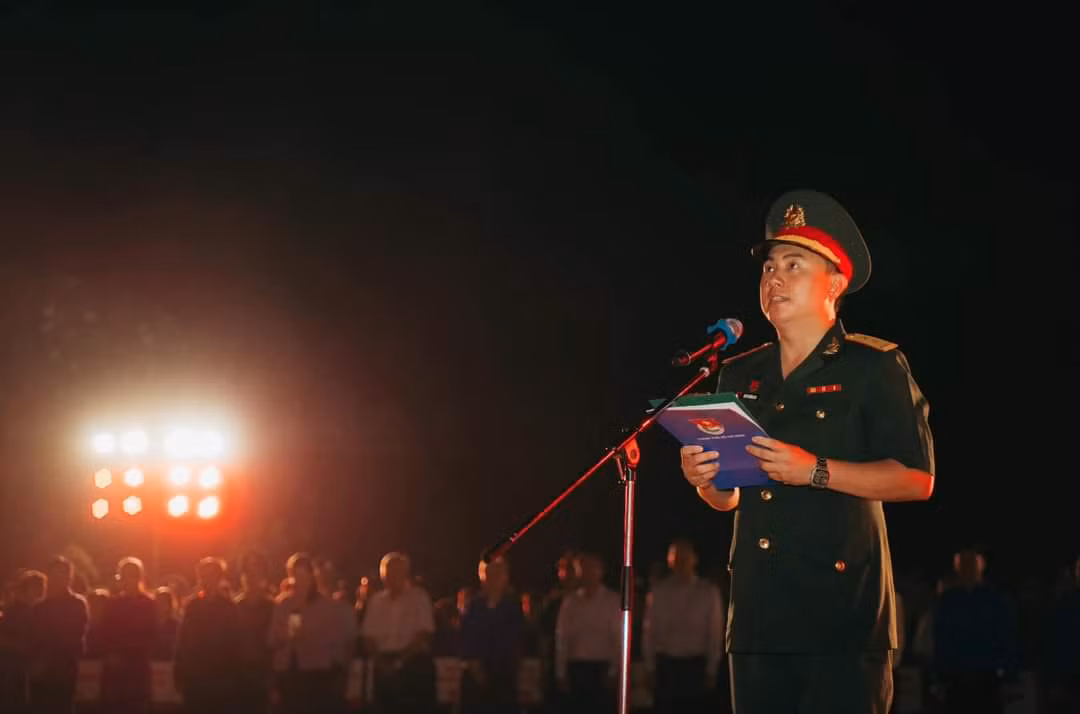 Trung tá Ngô Trường An bày tỏ lòng biết ơn của tuổi trẻ TP. HCM với các anh hùng, liệt sĩ. (Ảnh: TLTĐ)