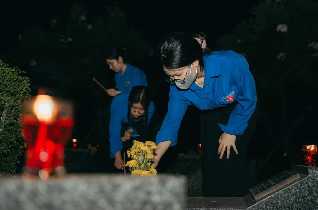 Đoàn viên, sinh viên cùng dâng hương các anh hùng, liệt sĩ. (Ảnh: TLTĐ) Đoàn viên, sinh viên cùng dâng hương các anh hùng, liệt sĩ. (Ảnh: TLTĐ)