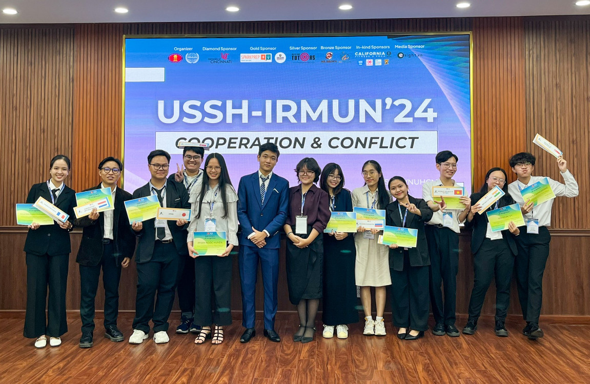 Các đội nhận được quà từ Ban Tổ chức chương trình. Các đội nhận được quà từ Ban Tổ chức chương trình.