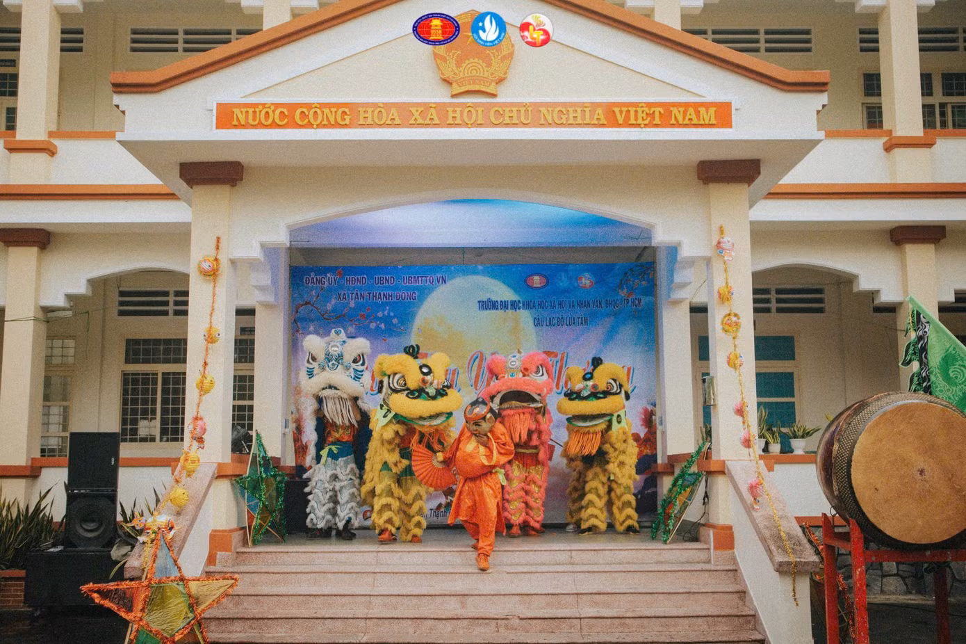 Hoạt động văn nghệ do Câu lạc bộ Lửa Tâm tổ chức vào năm 2023. Hoạt động văn nghệ do Câu lạc bộ Lửa Tâm tổ chức vào năm 2023.