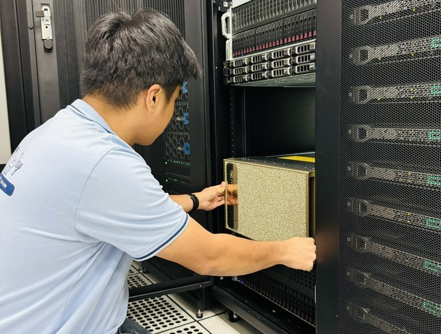 Nghiên cứu viên trường ĐH Công nghệ thông tin (ĐHQG TP. HCM) kiểm tra kết cấu và linh kiện của siêu máy chủ AI NVIDIA DGX A100 được nhập về trường. (Ảnh: ĐH CNTT) Nghiên cứu viên trường ĐH Công nghệ thông tin (ĐHQG TP. HCM) kiểm tra kết cấu và linh kiện của siêu máy chủ AI NVIDIA DGX A100 được nhập về trường. (Ảnh: ĐH CNTT)