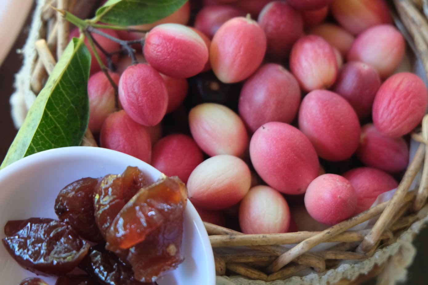 Mứt si rô làm từ trái tươi, lược bỏ hột và ngào với đường phèn để có vị thanh dịu. (Ảnh: Như Quyên)