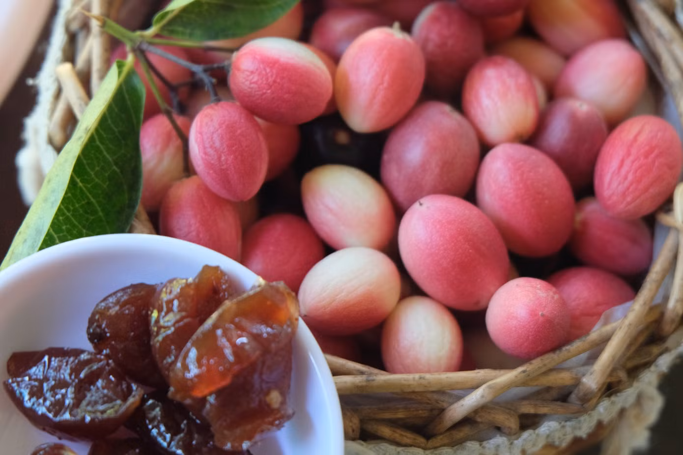 Mứt si rô làm từ trái tươi, lược bỏ hột và ngào với đường phèn để có vị thanh dịu. (Ảnh: Như Quyên)